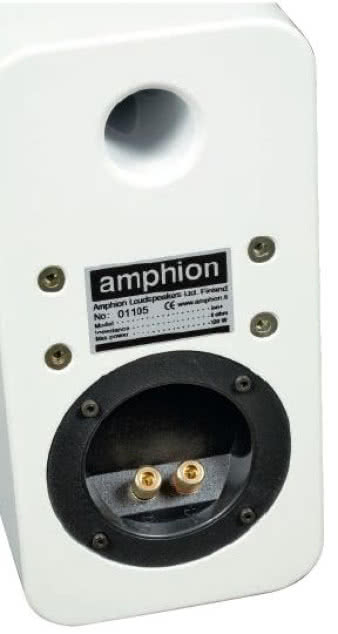 Cztery gwinty na tylnej
ściance można
wykorzystać
do mocowania
uchwytu
naściennego.
Gniazdo przyłączeniowe
jest utylitarne,
ale wygodne
zwłaszcza dla
takich instalacji,
schowane
w puszce
zaciski nie
wystają poza
powierzchnię
tylnej ścianki.
Otwór basrefl
eks można
zamknąć
- zatyczki są
w komplecie.