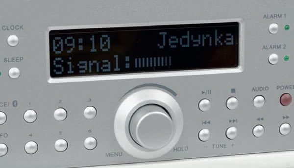 Pomimo przywiązania Tivoli Audio do tradycyjnych rozwiązań, Music System+ obsługujemy w nowoczesny sposób; wszystkie funkcje, w tym także komunikaty radiowe, pojawiają się na wyświetlaczu.