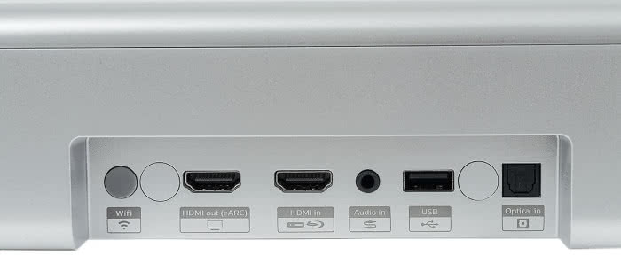 Oprócz wyjścia HDMI (z eARC) jest też wejście, a ponadto złącza optyczne, analogowe oraz USB (dla plików z nośników).