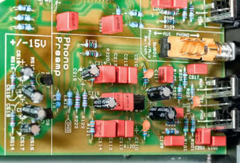 Przedwzmacniacz gramofonowy zbudowano wokół
pojedynczego wzmacniacza operacyjnego. Obok
niego widać jednak ładne kondensatory polipropylenowe
i precyzyjne oporniki w układzie korekcji
krzywej RIAA.
