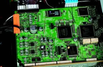 Główny druk cyfrowy skupia obwody audio
i wideo, co wraz z bezpooerednim łączeniem
płytek pozwoliło ograniczyć okablowanie.