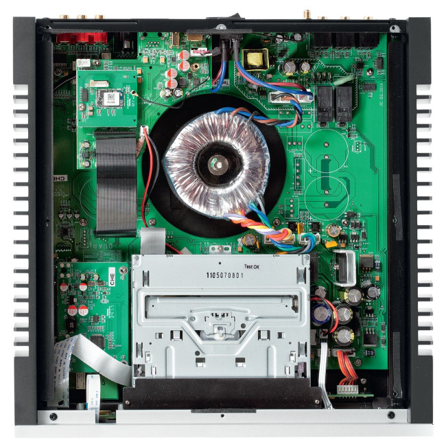 Quad Artera Play+: Za transportem CD ulokowano liniowy zasilacz.