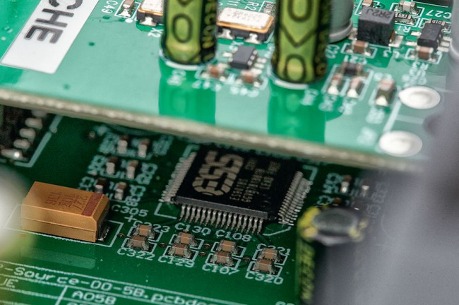 Przetwornik C/A (ES9018) zamontowano nieopodal mechanizmu Play+, w zasadniczej sekcji cyfrowej.
