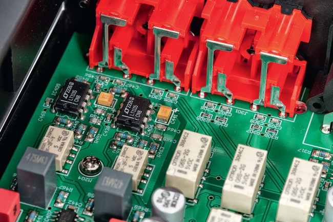 W układzie korekcji gramofonowej zastosowano niskoszumowe, scalone wzmacniacze operacyjne (Analog Devices LT1115).