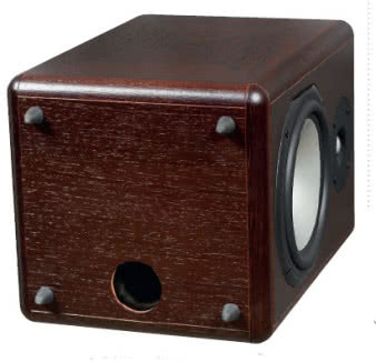 To będzie niespodzianka, którą nawet można
przegapić... ale kiedy już się wie, nie można tego
zignorować - trzeba przygotować podstawkę z dużym
stolikiem, na którym bezwzględnie staną nóżki, co umożliwi
promieniowanie otworu. Wariant prostszy - w ogóle
zamykamy obudowę.