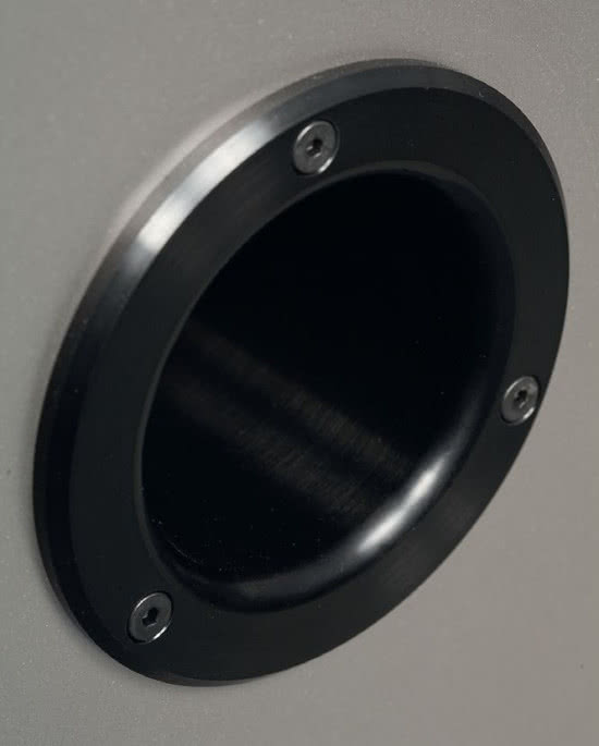 Tunel bas-refleks sekcji niskotonowej (wspólnej dla obydwu głośników) ma relatywnie niewielką powierzchnię, bez wydatnych wyprofi lowań wylotu (i wlotu). Jest za to mechanicznie solidny, metalowy, przykręcany.