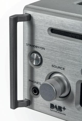 Cała obudowa jest
wykonana z aluminium,
podobnie karbowane
gałki zmiany źródeł
i regulacji wzmocnienia.