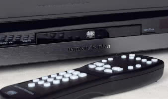 Wąska szuflada wygląda elegancko, podobnie jak wąziutkie przyciski, które nie są już jednak tak
wygodne - ale w sukurs przychodzi zdalne sterowanie.