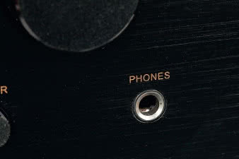 Wyjście słuchawkowe nie jest tak oczywistym
elementem wyposażenia wzmacniaczy, jak aktualna
popularność słuchawek, więc warto podkreślać tę
"umiejętność", której nie zabrakło też w SV-500.