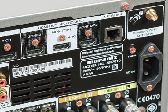 Wszystkie podłączenia HDMI w SR7010 mogą pracować z szerokością pasma konieczną dla 4K - dotyczy to także wyjścia dla 2 strefy. Anteny służą do komunikacji Wi-Fi oraz BT.