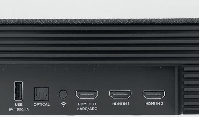 Wyposażenie jest doskonałe także w sferze przyłączeniowej, są dwa wejścia HDMI, a nawet złącze USB.