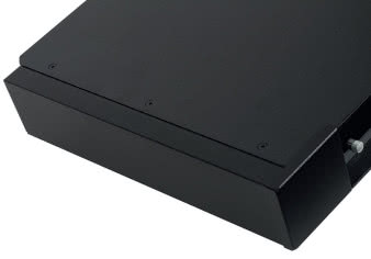 Rolę radiatorów
chłodzących końcówki
mocy pełnią boczne,
płaskie panele obudowy.