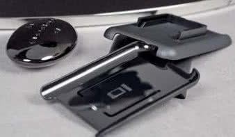 W komplecie akcesoriów są podstawki dla różnych typów iPodów raz piękny pilot w kształcie kamienia.