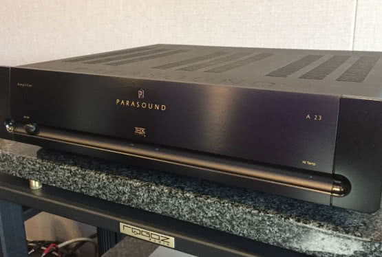 Stereofoniczna końcówka mocy Parasound A23 w salonie Q21