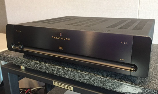 Stereofoniczna końcówka mocy Parasound A23 w salonie Q21