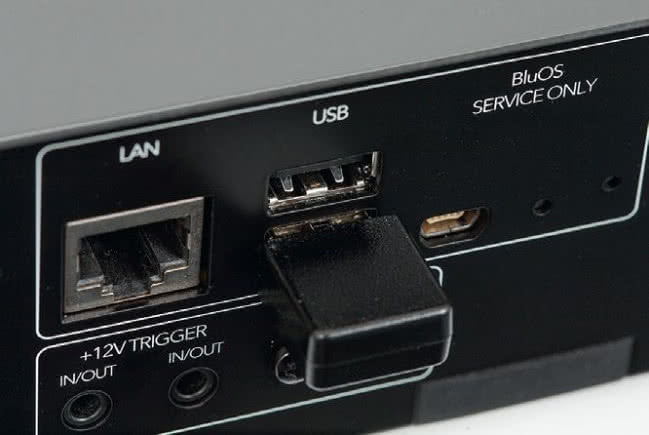 Aby uruchomić WiFi, należy podłączyć do jednego z gniazd USB niewielki moduł bezprzewodowy.