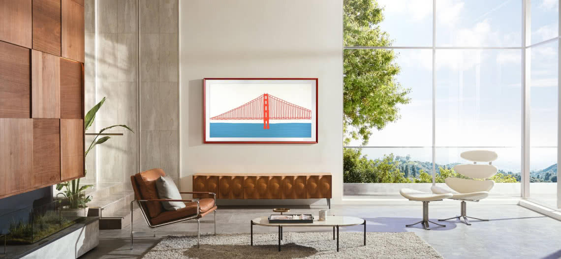 Obrazy z Luwru w domowym salonie z telewizorem Samsung The Frame