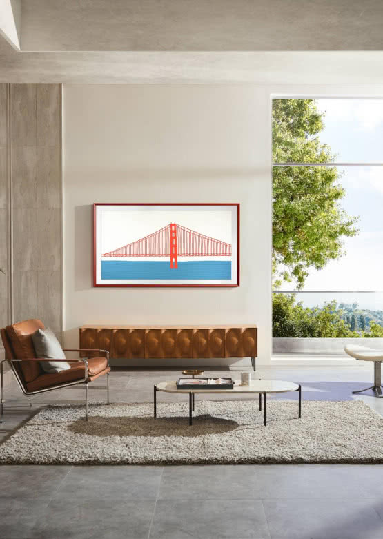 Obrazy z Luwru w domowym salonie z telewizorem Samsung The Frame