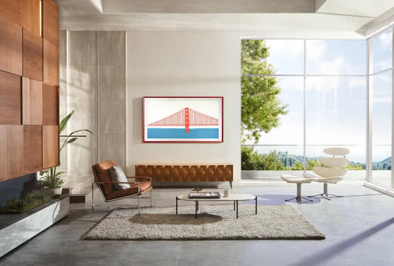 Obrazy z Luwru w domowym salonie z telewizorem Samsung The Frame