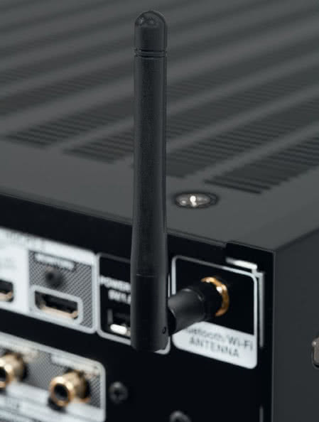 Charakterystyczne anteny są związane z systemem sieciowym HEOS. Technika bezprzewodowa jest dopracowana, ale najlepszą jakość i stabilność zapewni jak zwykle LAN.