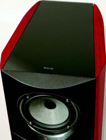 Obudowa lekko zwęża się ku tyłowi, boczne ścianki mają głęboko podcięte krawędzie, a front, dla którego materiałem wyjściowym była płyta o grubości 5cm, jest mocno wyoblony. Zaokrąglony profil przedniej ścianki jest korzystny dla rozpraszania średnich i wysokich częstotliwości.