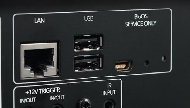 Oprócz gniazda LAN są też dwa złącza USB-A; trzeci, najmniejszy, pełni funkcje serwisowe.