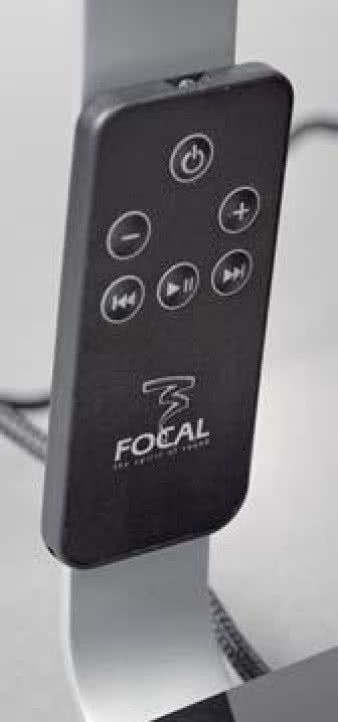 Mały pilot mocowany jest magnesem na ramie głośnika.