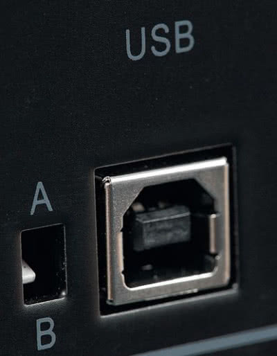 Port USB pozwala, jak zwykle, wykrzesać najwięcej z przetworników C/A, miniaturowy hebelek służy do zmiany trybów pracy wejścia.