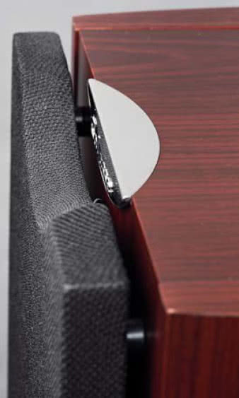 Maskownica lekko
odstaje od frontu,
dotykając do niego
plastikowymi kołkami,
w których ukryto
małe magnesy. Są
one przyciągane
przez metalowe
elementy ukryte pod
powierzchnią przedniej
ścianki.