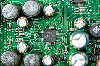 Układ opiera się na scalaku Texas Instruments,
który zarówno obrabia, jak i wzmacnia dostarczone
sygnały.