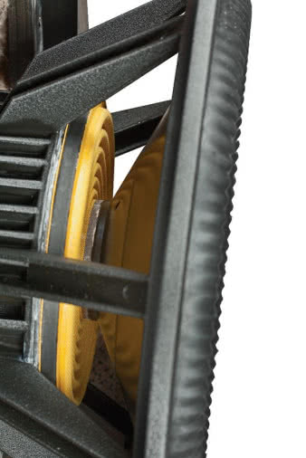 Cewka
drgająca
ma średnicę
75 mm,
prowadzi ją
wytrzymały
resor
z Nomexu.