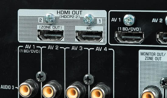 Wszystkie wejścia HDMI umieszczone z tyłu oraz wyjścia na projektor przełączają sygnał 4K. Jedno z wyjść HDMI ma ARC, drugie może zostać przekierowane na dodatkową (czwartą) strefę.