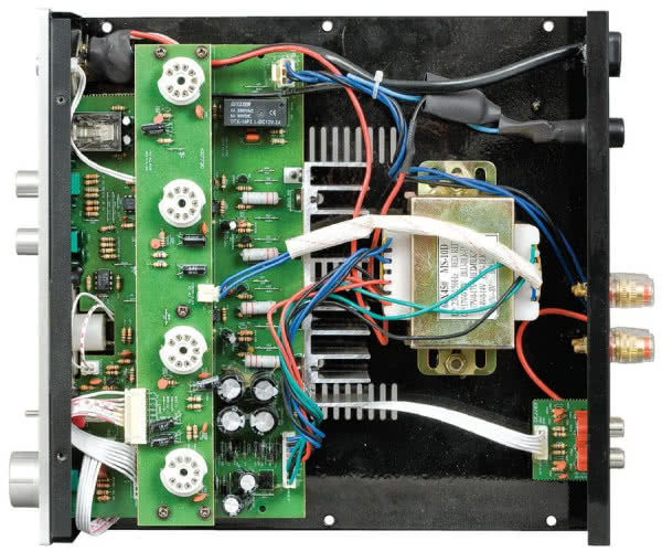 Lampowo-tranzystorowy układ audio zajmuje dwie główne płytki drukowane w przedniej części obudowy.