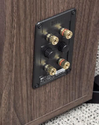 Dwa małe pokrętła
na podwójnym terminalu
przyłączeniowym to bardzo
wygodne wkręcane zwory zacisków
obydwu sekcji.