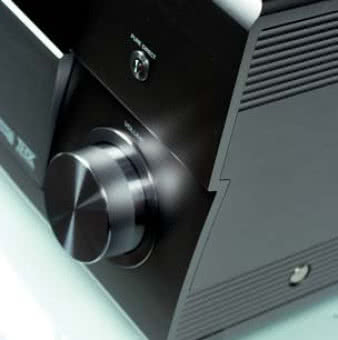 Front jest
bardzo gruby,
mechaniczna
solidność
DSP-Z11
określa zupełnie inną ligę
w porównaniu
do tańszych amplitunerów.