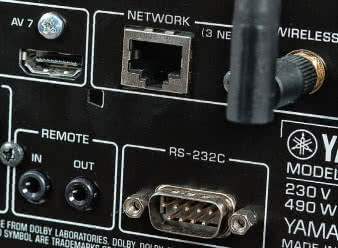 RX-A2050 strumieniuje
absolutnie kompletnie,
jest LAN, WLAN oraz
BT, AirPlay i DLNA.
Port szeregowy RS232
pozwala na sterowanie
amplitunerem za
pomocą zewnętrznego
procesora.