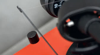 Podstawą klasycznego
układu antiskatingu jest ciężarek
i żyłka.